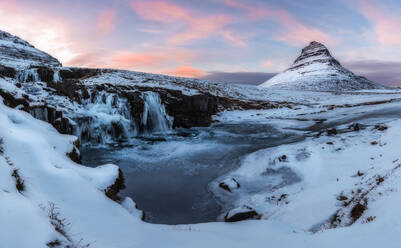 Kirkjufell-Wasserfall mit Berg im Winter, Island, Europa - ADSF08841