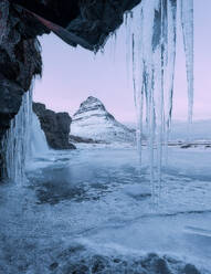 Kirkjufell-Wasserfall mit Stalaktiten auf einem Berg im Winter, Island, Europa - ADSF08842