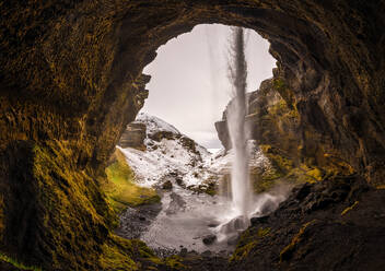 Blick aus der Mitte des Kvernufoss-Wasserfalls in Island - ADSF08847