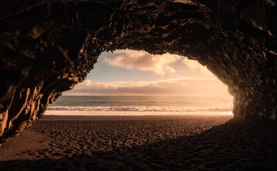 Landschaft der Meereshöhle am Reynisfjara Strand, Island - ADSF08848