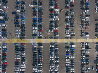 Russland, Republik Karelien, Sortavala, Luftaufnahme eines gefüllten Parkplatzes im Ruskeala Mountain Park - KNTF05071