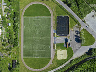Russland, Republik Karelien, Sortavala, Luftaufnahme eines leeren Fußball- und Basketballplatzes - KNTF05077