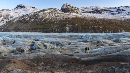 Touristen stehen auf einer Gletscherzunge, Island - TOVF00219