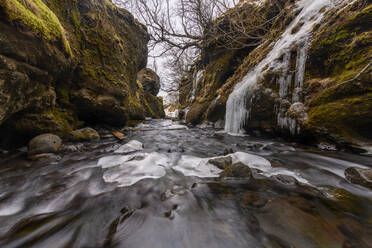 Fluss und Wasserfall, Island - TOVF00232