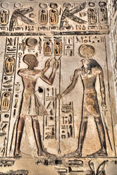 Relief, links der Pharao, rechts der Gott Horus, Khonsu-Tempel, Karnak-Tempelanlage, UNESCO-Weltkulturerbe, Luxor, Theben, Ägypten, Nordafrika, Afrika - RHPLF17183