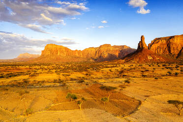 Sonnenuntergang beleuchtet die roten Felsen des Gheralta-Gebirges, Luftaufnahme einer Drohne, Hawzen, Region Tigray, Äthiopien, Afrika - RHPLF17193