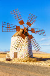 Molino de Tefia, traditionelle Windmühle in Tefia, Fuerteventura, Kanarische Inseln, Spanien, Atlantik, Europa - RHPLF17225