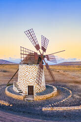 Molino de Tefia, traditionelle Windmühle in Tefia, Fuerteventura, Kanarische Inseln, Spanien, Atlantik, Europa - RHPLF17226