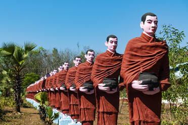 Riesige Reihe von Pilgerstatuen in Win Sein Taw Ya außerhalb von Mawlamyine, Staat Mon, Myanmar (Burma), Asien - RHPLF17249