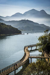 Morgenwolken über dem Sonne-Mond-See, Nationales Landschaftsschutzgebiet, Bezirk Nantou, Taiwan, Asien - RHPLF17256