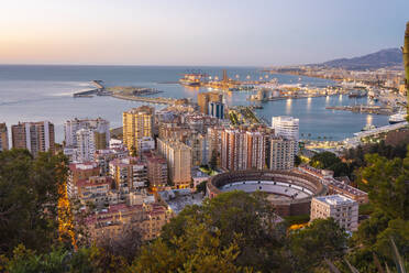 Blick vom Aussichtspunkt Gibralfaro bei der Burg mit der Stierkampfarena La Malagueta und dem Hafen bei Sonnenaufgang, Malaga, Andalusien, Spanien, Europa - RHPLF17259