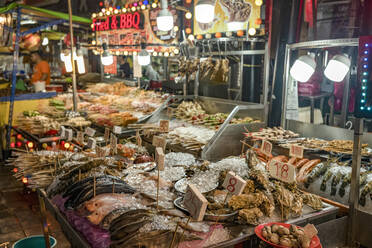 Frische Meeresfrüchte zum Verkauf in der Bukit Bintang Food Street bei Nacht in der Hauptstadt Kuala Lumpur, Malaysia, Südostasien, Asien - RHPLF17262