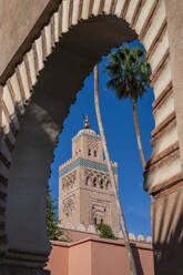 Koutoubia-Moschee umrahmt von einem Torbogen, UNESCO-Weltkulturerbe, Marrakesch (Marrakesh), Marokko, Nordafrika, Afrika - RHPLF17283