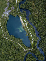 Russland, Republik Karelien, Sortavala, Luftaufnahme des grünen Waldes, der die Landstraße umgibt, der See Light und der Fluss Tohmajoki im Sommer - KNTF05101