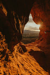 Blick auf den Sonnenuntergang über St. George Utah aus dem Inneren einer Orangenhöhle - CAVF87927