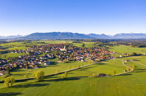 Deutschland, Bayern, Königsdorf, Luftaufnahme eines Dorfes im Alpenvorland im Sommer - LHF00810