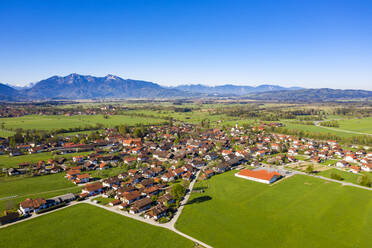 Deutschland, Bayern, Bichl, Luftaufnahme eines Dorfes im Alpenvorland im Sommer - LHF00812