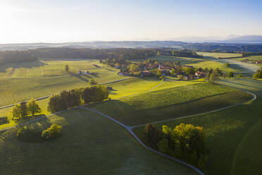 Deutschland, Bayern, Peretshofen, Drohnenansicht eines ländlichen Dorfes bei Sonnenuntergang - LHF00817
