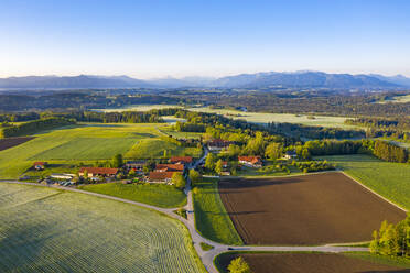 Deutschland, Bayern, Rampertshofen, Drohnenansicht eines Dorfes auf dem Land im Sommer - LHF00818