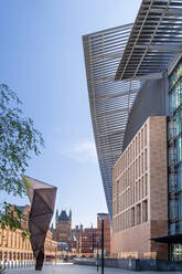 Das biomedizinische Forschungszentrum Francis Crick Institute, mit dem Bahnhof St. Pancras im Hintergrund, King's Cross, London, England, Vereinigtes Königreich, Europa - RHPLF17291