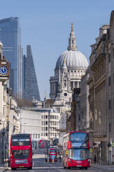 Rote Doppeldeckerbusse auf der Fleet Street mit der Kuppel der St. Paul's Cathedral und Wolkenkratzern im Finanzviertel der City of London, London, England, Vereinigtes Königreich, Europa - RHPLF17294