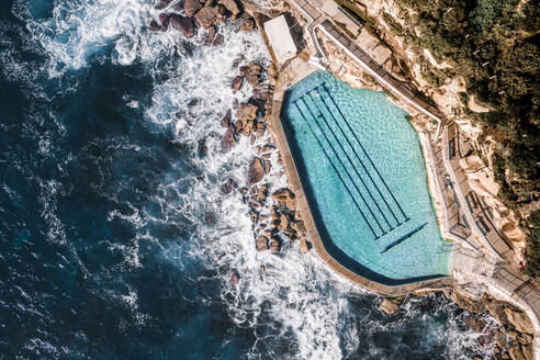 Aerial Top Down View of Ocean Water Coastal Swimming Pool mit Person Schwimmen in Bronte, Sydney, Australien - AAEF09221