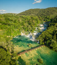 Luftaufnahme des von Bäumen umgebenen Wasserfalls Skradinski Buk in Lozovac, Kroatien - AAEF09233