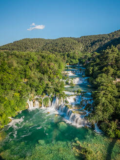 Luftaufnahme des von Bäumen umgebenen Wasserfalls Skradinski Buk in Lozovac, Kroatien - AAEF09234