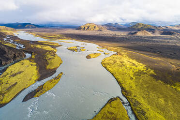 Luftaufnahme des Flusses Tungnaa zwischen den Bergen im schönen Sonnenlicht, Naturschutzgebiet Fjallabak, Hochland von Island - AAEF09248