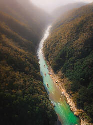 Luftaufnahme von Booten auf dem Katsura-Fluss bei Sonnenaufgang, Kyoto, Japan - AAEF09252