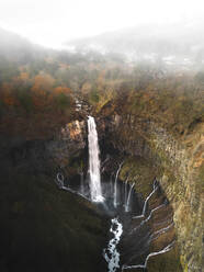 Luftaufnahme des Keagon-Wasserfalls an einem kalten, nebligen Morgen, Chugushi, Nikkō, Tochigi, Japão - AAEF09255