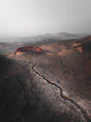 Luftaufnahme des Timanfaya-Naturparks mit seinen beeindruckenden Vulkanen und Lavaströmen, Lanzarote, Spanien - AAEF09259