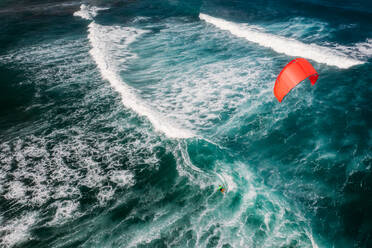 Luftaufnahme eines Kitesurfers, der den Ozean am Kite Beach in Santa Maria, Sal, Kap Verde, überquert. - AAEF09261