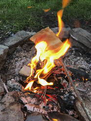 Brot rösten über dem Lagerfeuer - GWF06672