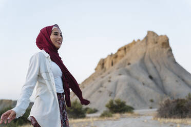 Lächelnde junge Touristin im Hijab in der Wüstenlandschaft - MPPF00991