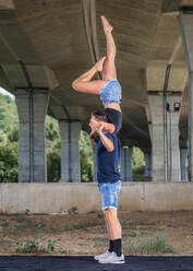Junges Paar macht Akrobatik - STSF02583