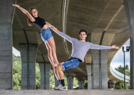 Young couple doing acrobatics - STSF02590