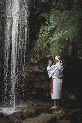 Europäischer Yamabushi-Mönch bei der Takigyo-Wasserfall-Meditation - HMEF01037