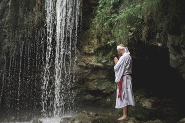 Europäischer Yamabushi-Mönch bei der Takigyo-Wasserfall-Meditation - HMEF01040