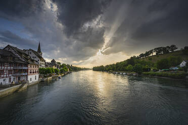 Schweiz, Kanton Thurgau, Diessenhofen, Hochrhein und angrenzendes Dorf bei grau bewölktem Sonnenuntergang - ELF02170