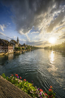 Switzerland, Canton of Thurgau, Diessenhofen, High Rhine and adjacent village at cloudy sunset - ELF02173