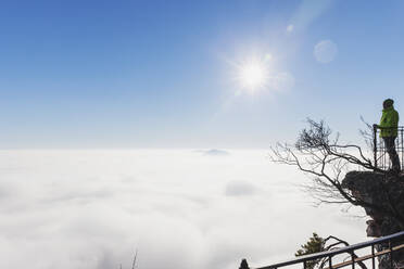 Deutschland, Rheinland-Pfalz, Wanderer bewundert wolkenverhangenen Pfälzerwald - GWF06678