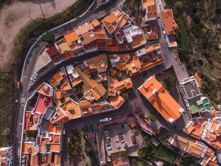 Luftaufnahme der kleinen Stadt Tejeda im Tal der felsigen Berge im Sonnenlicht, Gran Canaria - ADSF08993