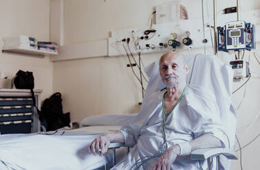 Älterer Mann, der wegen gesundheitlicher Probleme in ein Krankenhauszimmer eingeliefert wird - ADSF09002
