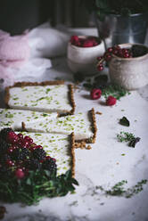 Limettenkuchen mit Beeren - ADSF09009