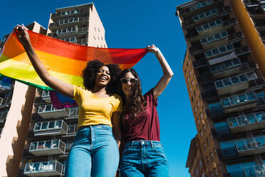 Lesbisches Paar feiert mit LGBT-Flagge am Tag des Schwulenstolzes - ADSF09019