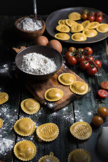 Hausgemachte Ravioli mit Parmesan, Tomaten und Basilikum, ein typisches Gericht der italienischen Küche - ADSF09023