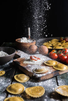 Hausgemachte Ravioli mit Parmesan, Tomaten und Basilikum, ein typisches Gericht der italienischen Küche - ADSF09025