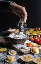 Hausgemachte Ravioli mit Parmesan, Tomaten und Basilikum, ein typisches Gericht der italienischen Küche - ADSF09026