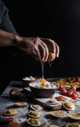 Hausgemachte Ravioli mit Parmesan, Tomaten und Basilikum, ein typisches Gericht der italienischen Küche - ADSF09028